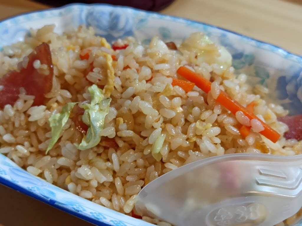 吃 鍋貼 炒飯 炒麵 的照片