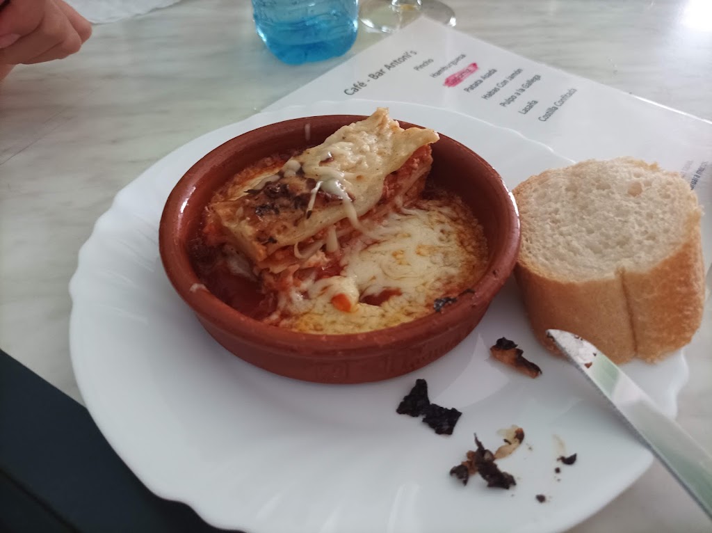Cafe-Bar Antoni's — Comida y bebida