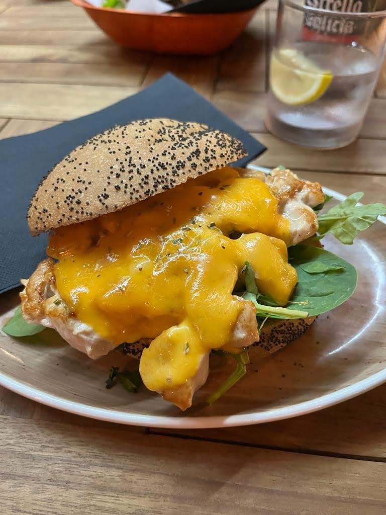 Monkeys Burger Bar — Comida y bebida