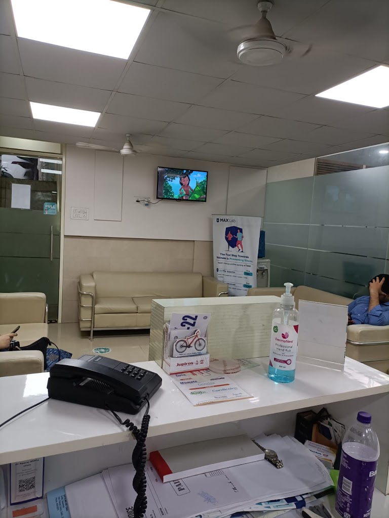 Dr. Dr Neeraj Bhalla Cardiologist