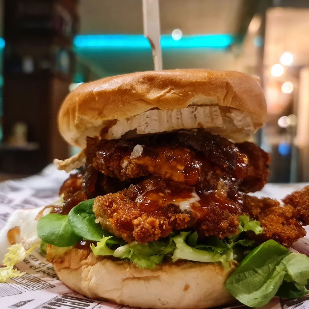Tropical House Gastro Bar — Comida y bebida