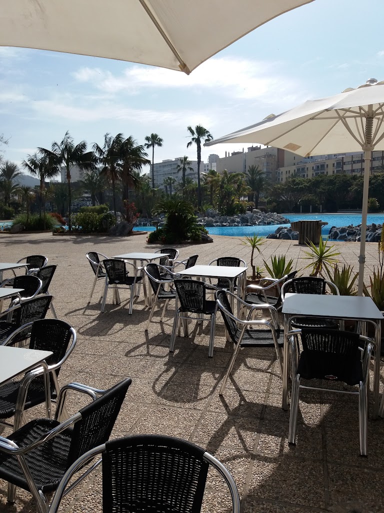 Restaurante Rigoletto esta abierto. En horarios normales de comida y cenas.