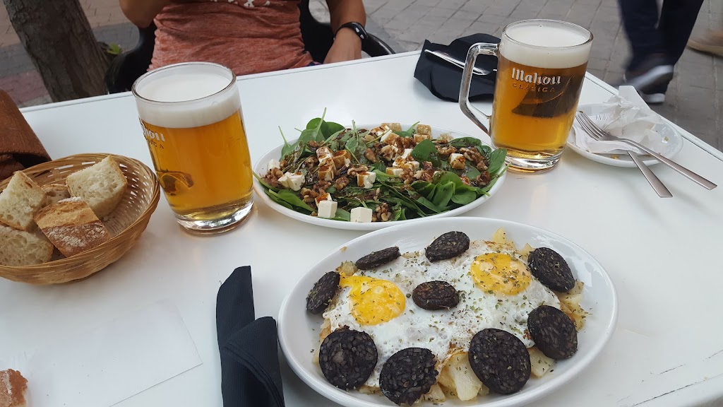 Taberna Entretres — Comida y bebida