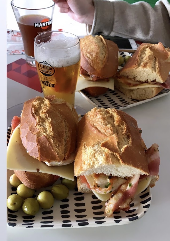 Cafeteria Panaderia Ca na Elena — Comida y bebida