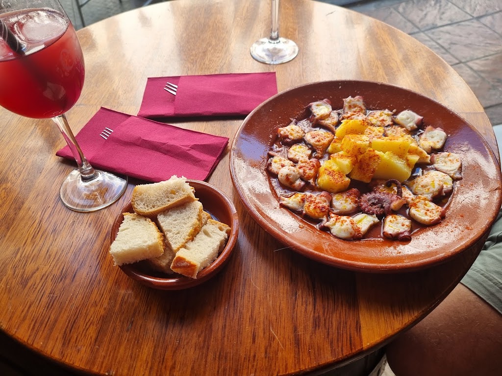 Vinoteca Entrevinos Ronda — Comida y bebida