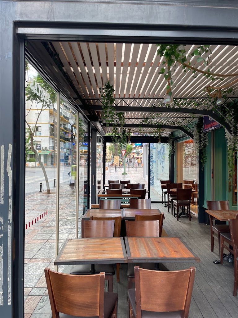 Americana Burger Fuengirola - 100% Halal — Ambiente
