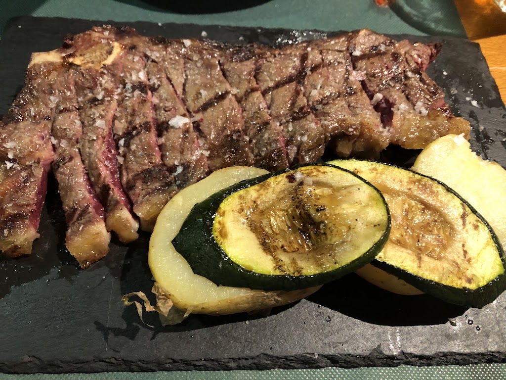 Braseria 3 Hermanas — Comida y bebida