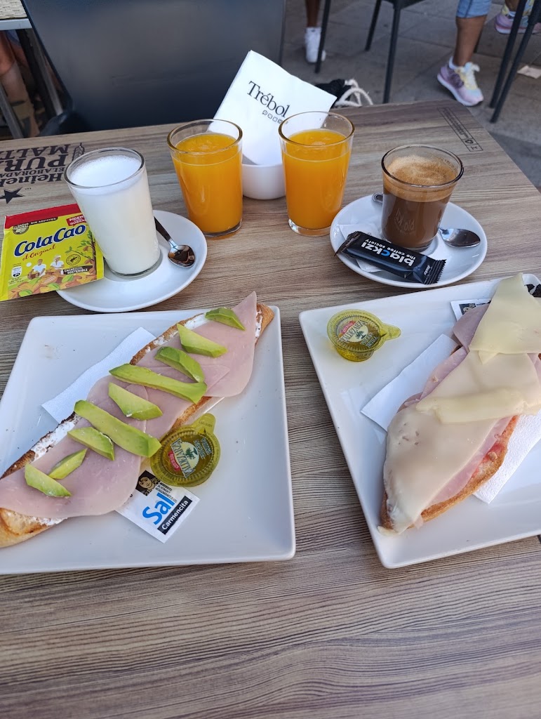 Trebol 33 La Feria — Cafe