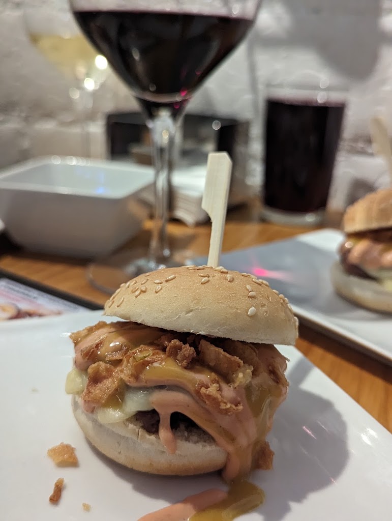Open Cafe & Vinobar — Comida y bebida
