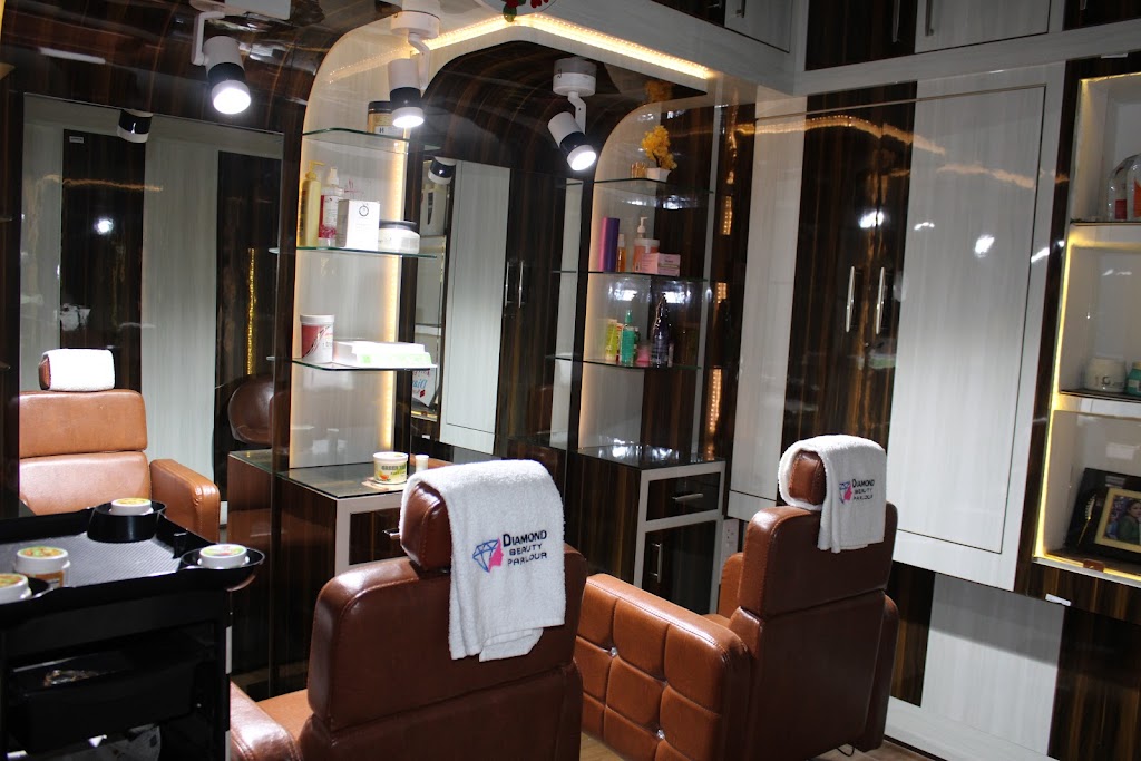 Ddaaymndd Byuuttii Paarlr