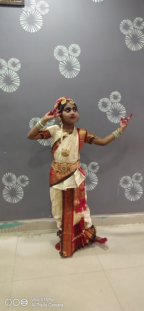 Rich N Look Unisex Parlour