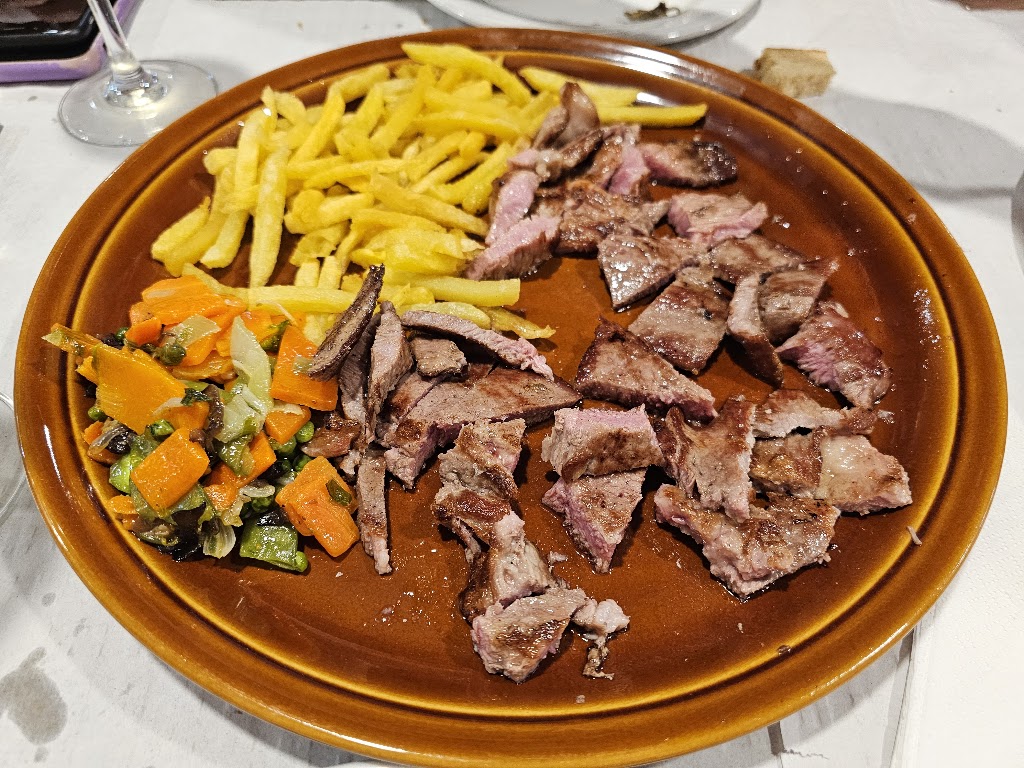 Restaurante Bodegon Casa Antonio — Comida y bebida