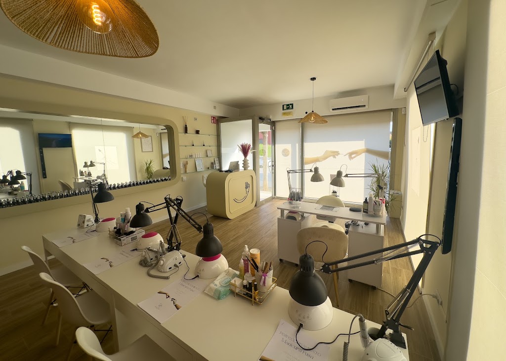 Deca Nails Boutique — Del propietario