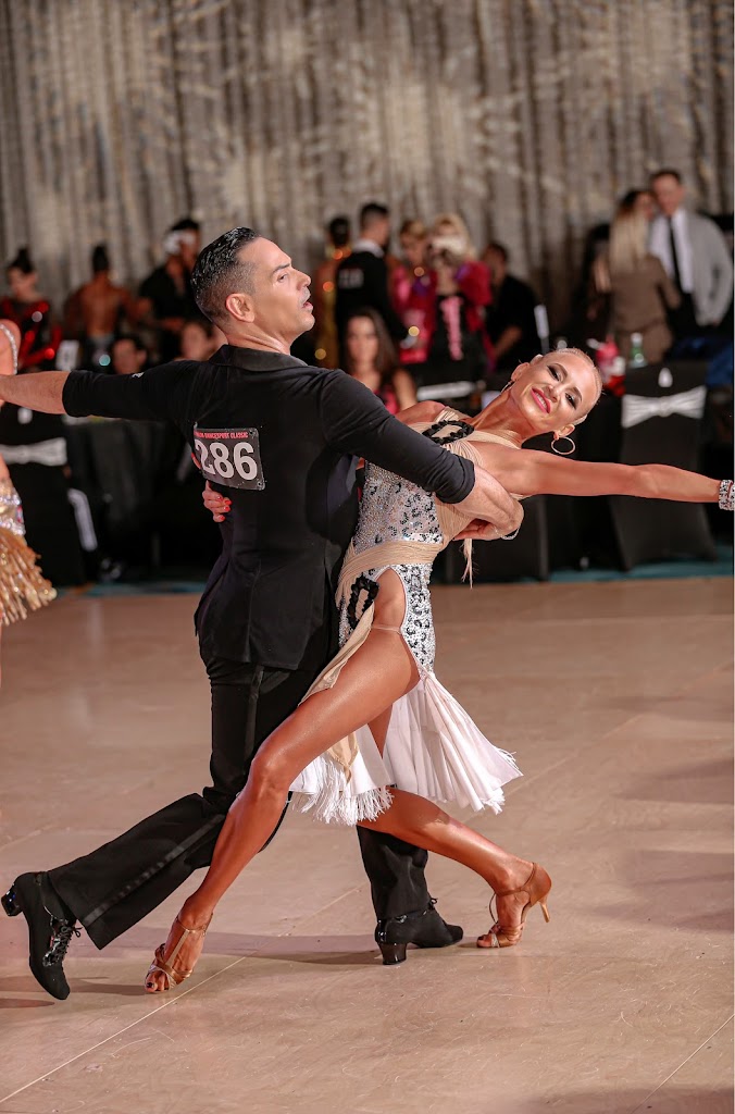  SIMPLY DANCING & ART