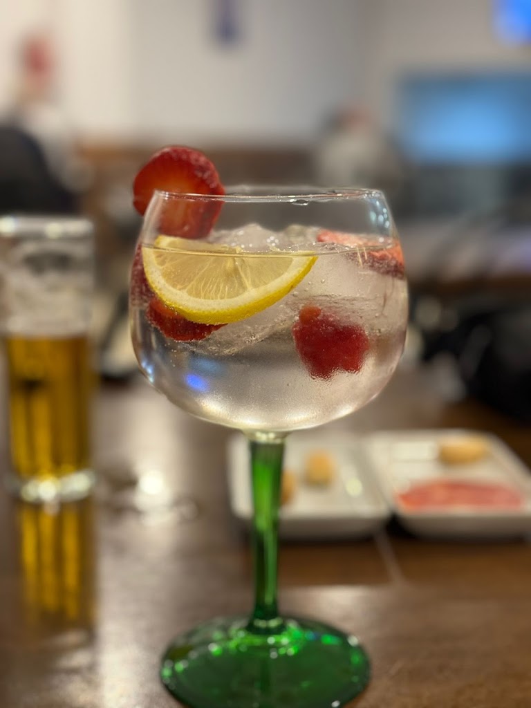 Cerveceria La Luna — Comida y bebida