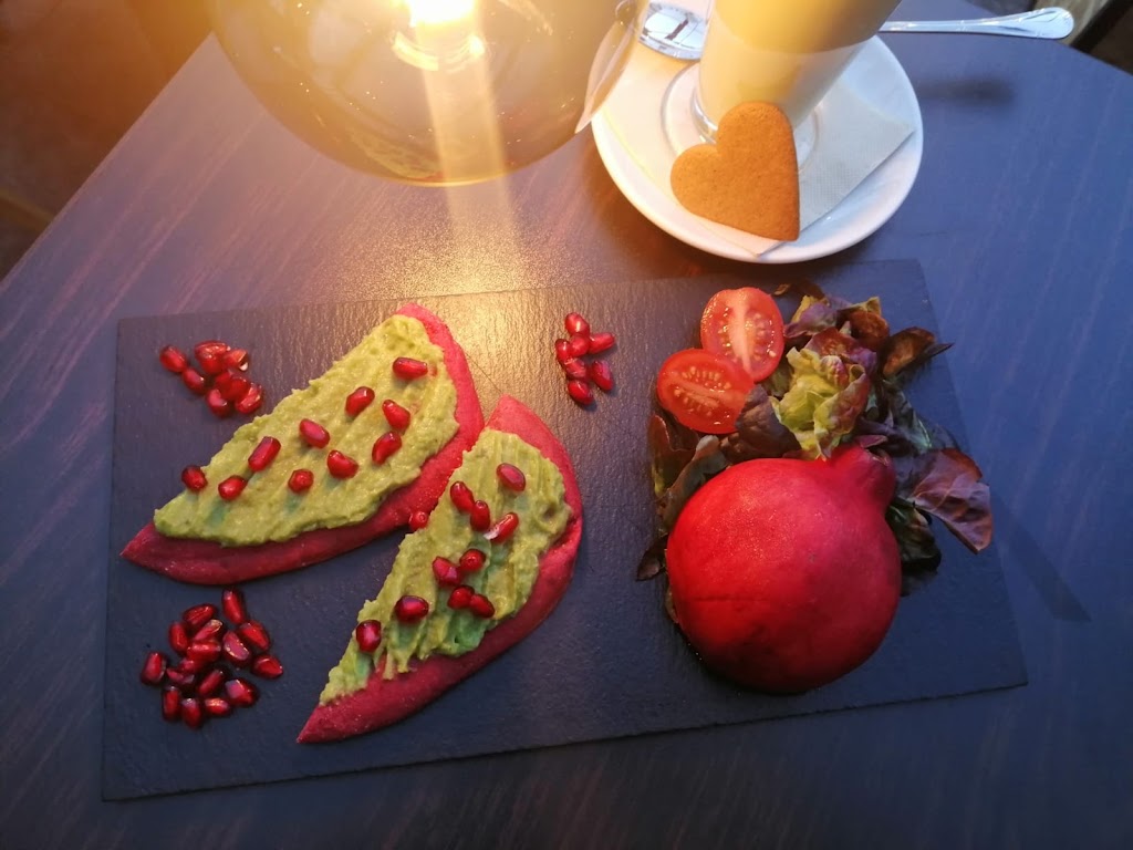 Good Vibes - cocktail bar and restaurant — Comida y bebida