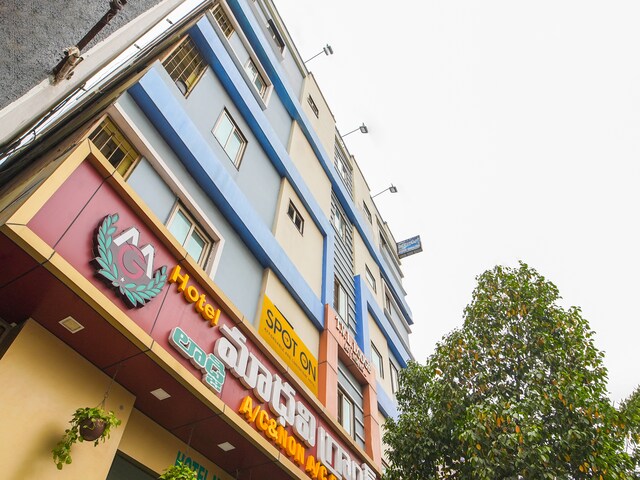 Spot On 703449 Madhavi Residency Lodge
