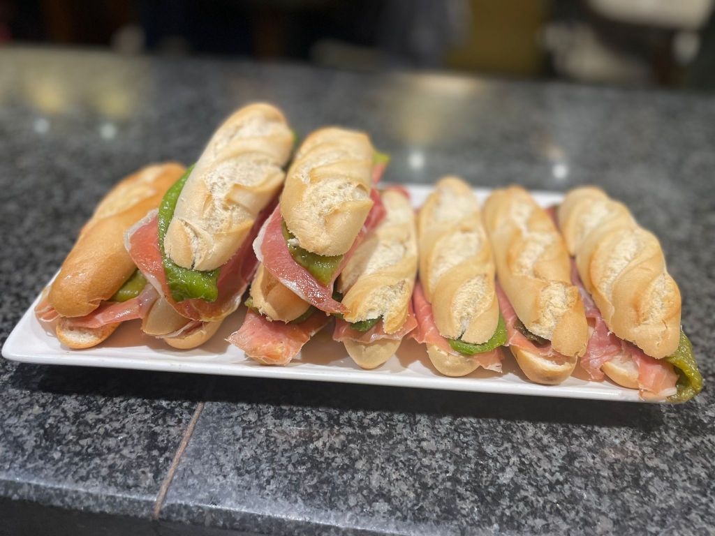 Cafeteria Palace — Comida y bebida