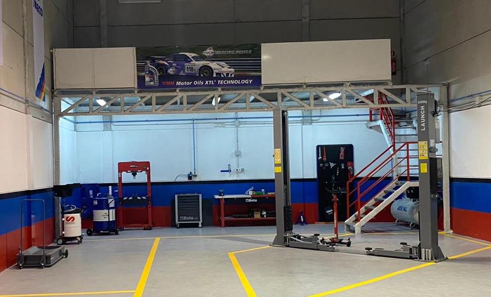 Bosch Car Service JPM Engineering Truck — Interior