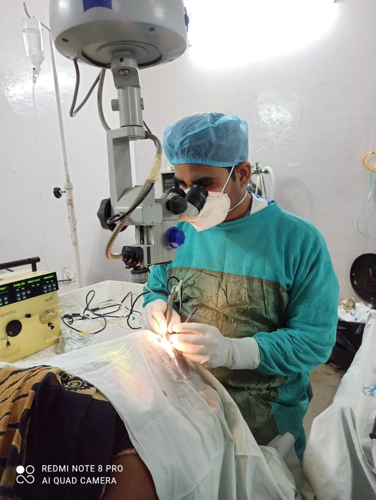Dr Hemendra Parashar Phaco Surgeon And Eye Specialist