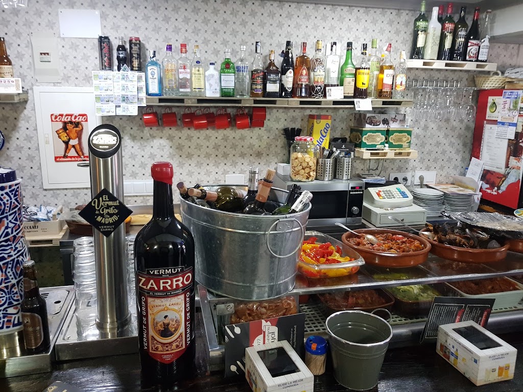 Taberna Hoyal — Comida y bebida
