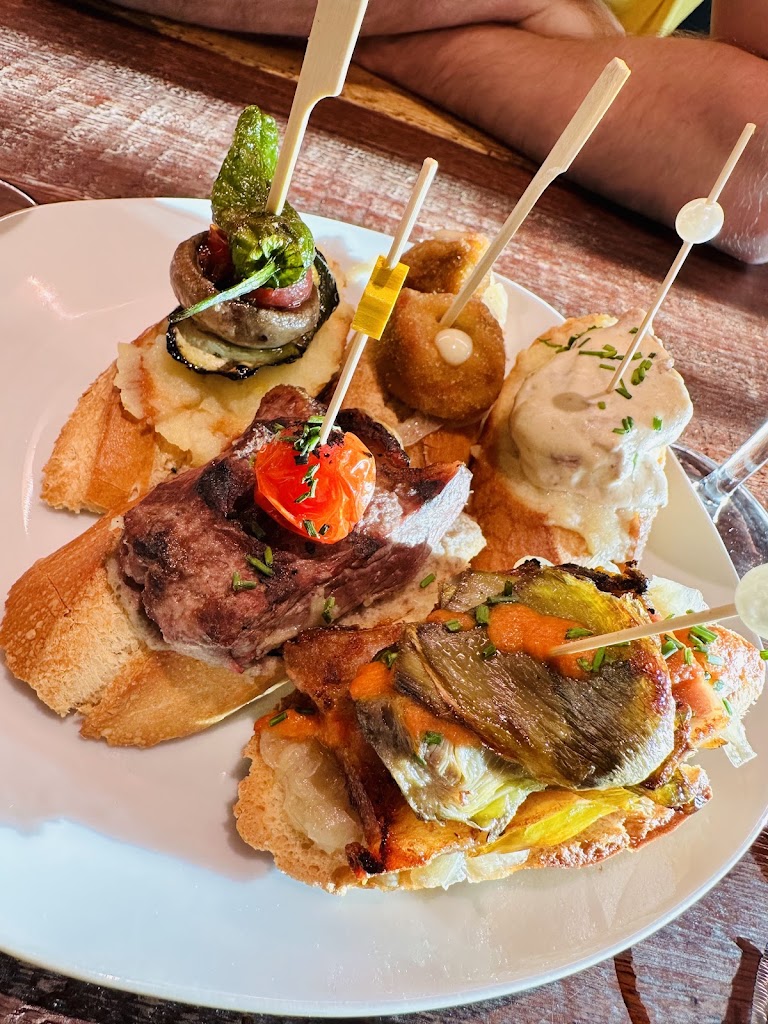 Pacos Alqueza, tasca — Comida y bebida