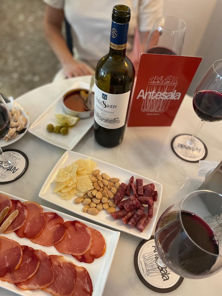 Antesala Bar — Comida y bebida