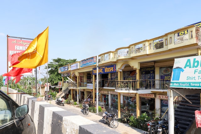 Oyo 46403 A Aryan Family Restaurant Lawn Hotel