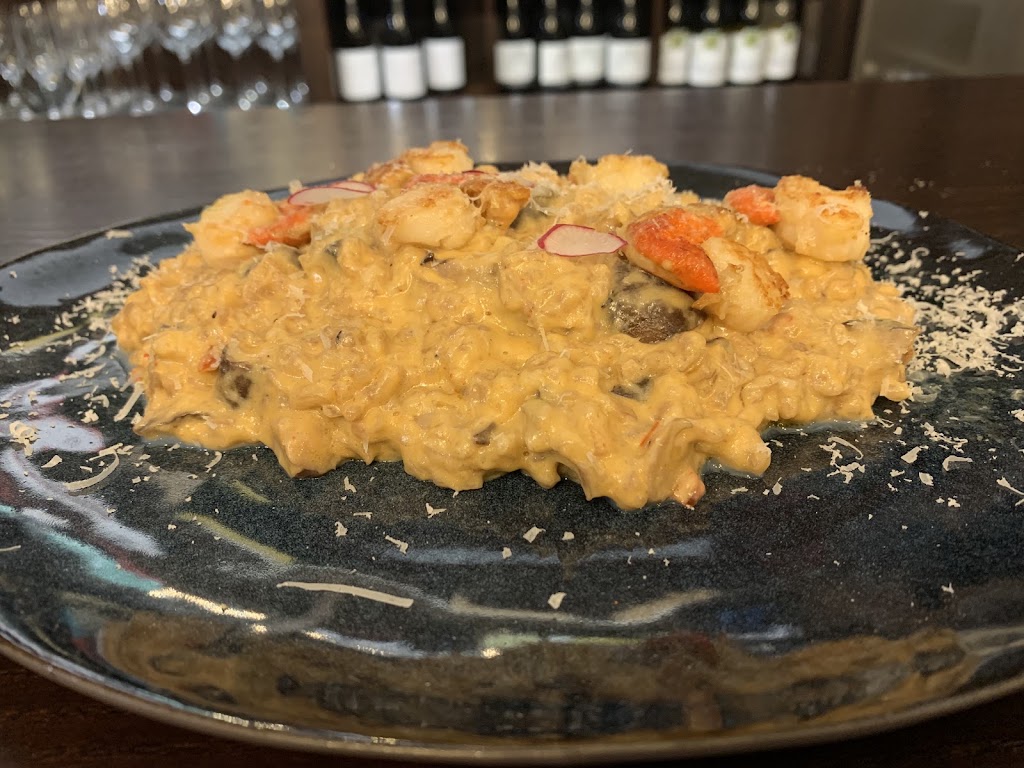 Vinoteca Los Leones — Comida y bebida