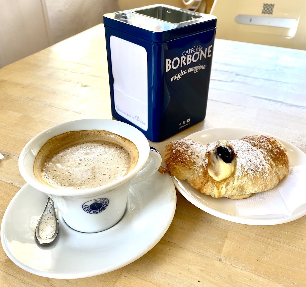 Panaderia Cafeteria Pasteleria El Goloson — Del propietario