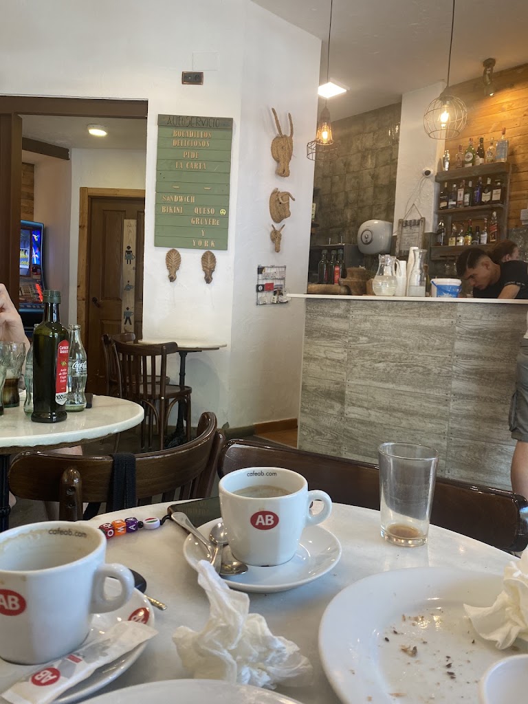 Cafe cafe & Pan partido en dos. — Comida y bebida