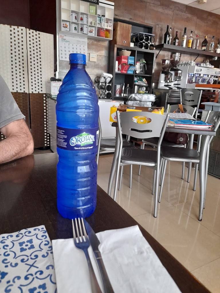 Bar Santa Pola — Agua mineral