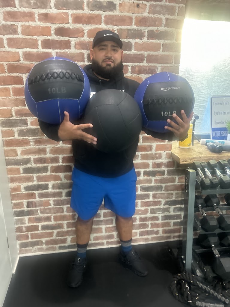  Victor Akinleye | FITNESS, FOOD, & FRIENDS