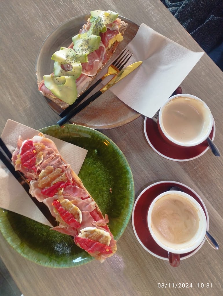 Toxino Cafe & Brunch — Comida y bebida