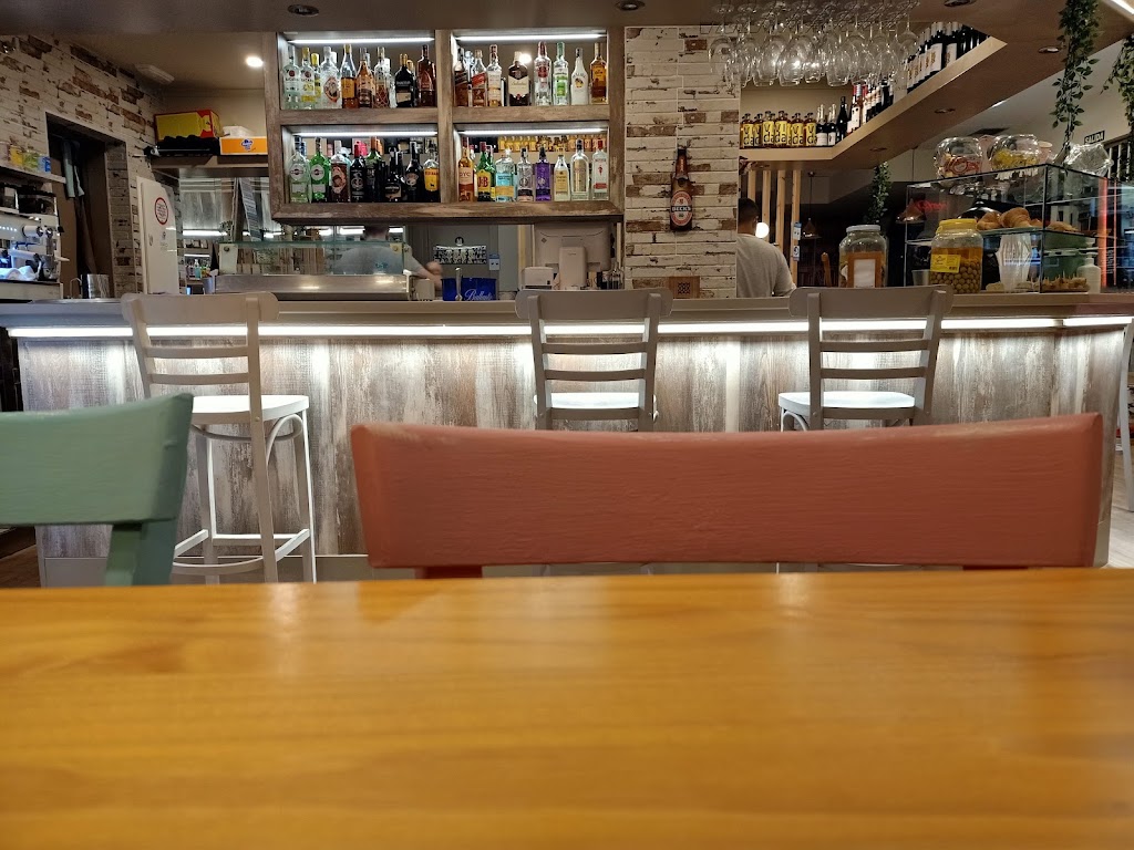Cafe Bar Stop — Ambiente