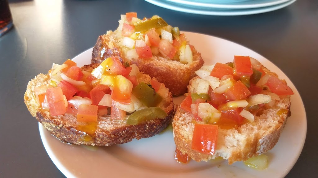 Bar Melmak — Comida y bebida