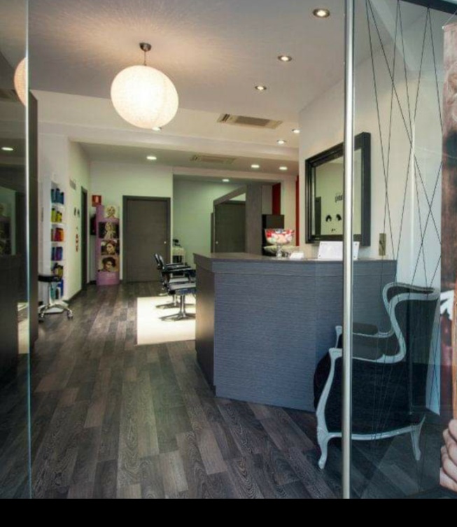 Brushing Hair Salon — Interior