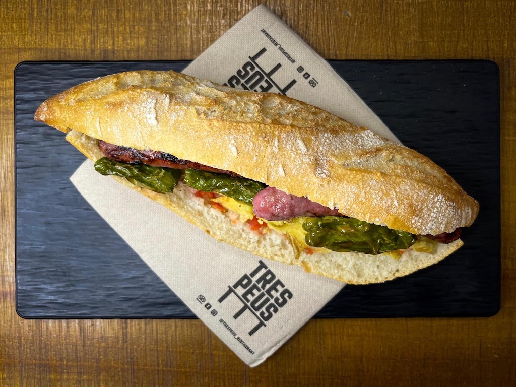 Trespeus Alzira — Comida y bebida