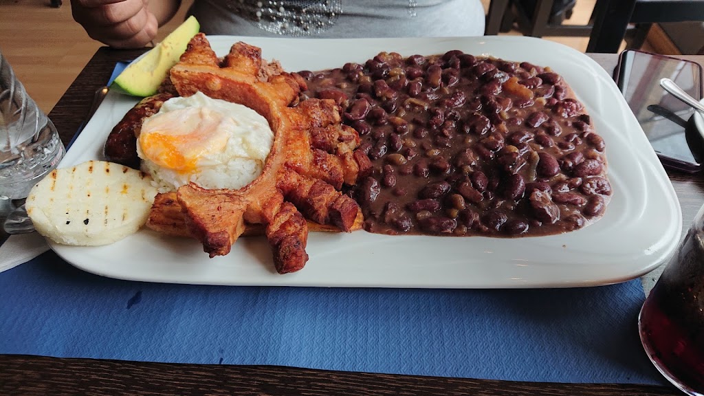 LOKOMBIA — Comida y bebida