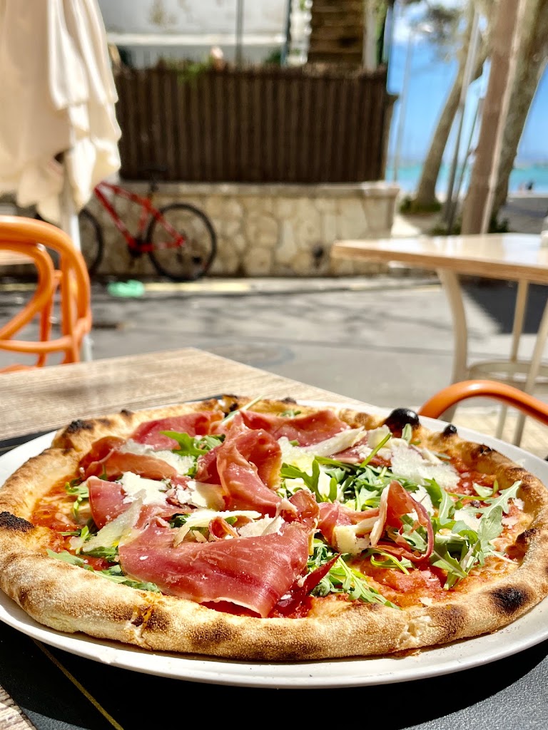 Trattoria Pizzeria Laroc — Comida y bebida
