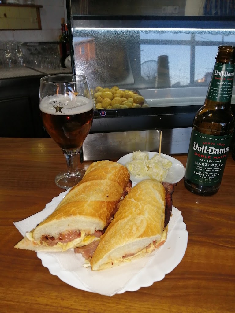 Cerveceria Los Escudos — Comida y bebida