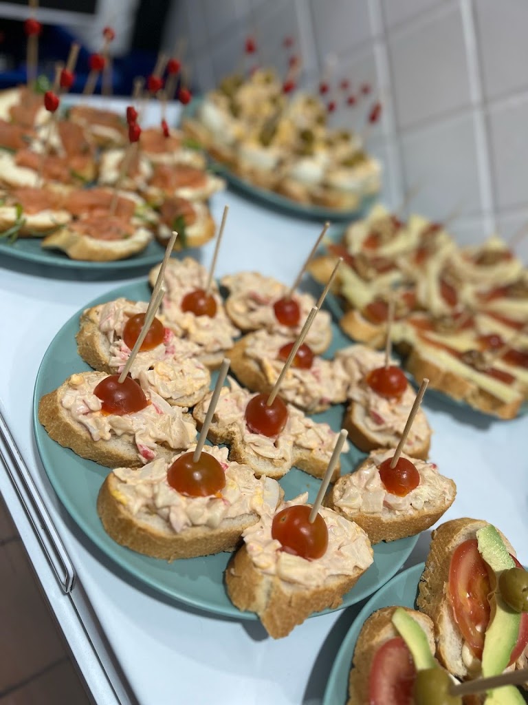 Burbia Cafe y Bar — Comida y bebida