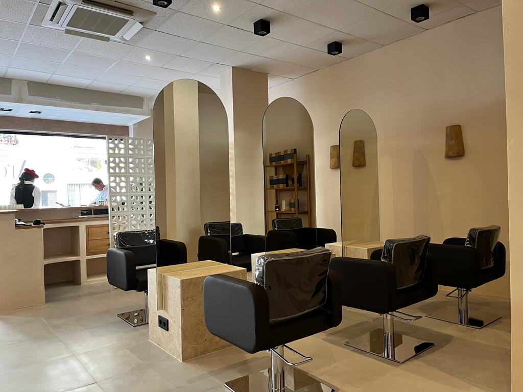 SECRETOS DEL AGUA. PELUQUERIA Y ESTETICA. ARES SALON BOUTIQUE. — Interior