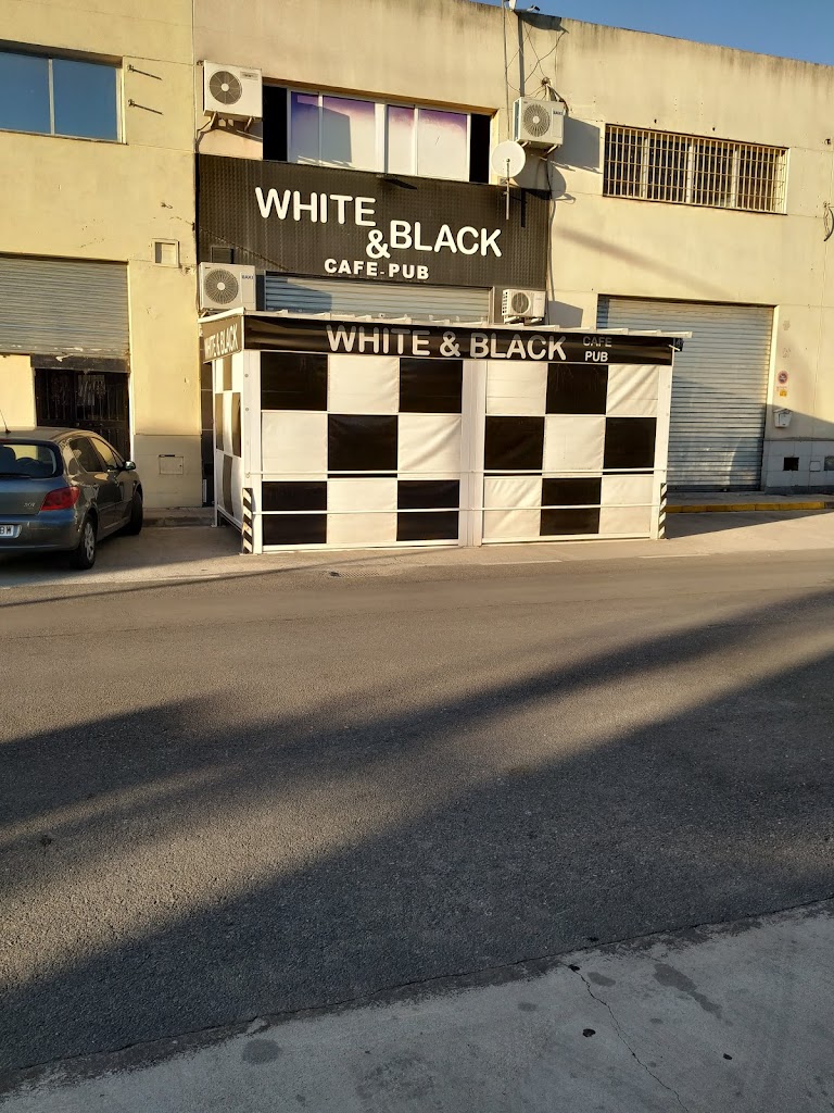 Pub Black & White