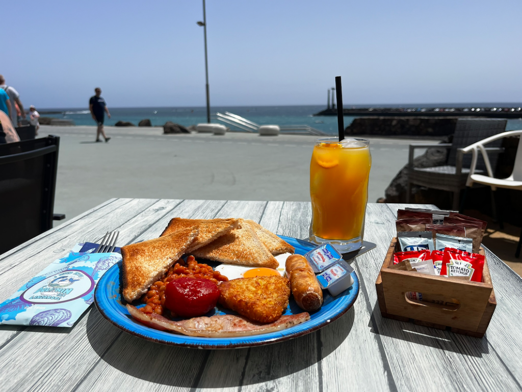 The Dolphin Inn Lanzarote — Comida y bebida