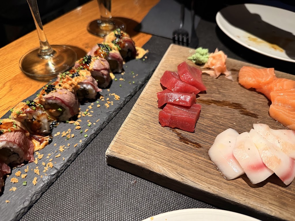 Akuma Sushi Restaurant — Comida y bebida