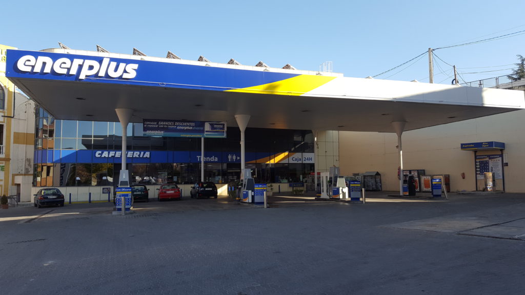 ESTACION DE SERVICIO EN LUCENA: ENERPLUS LOS OLIVARES — Exterior