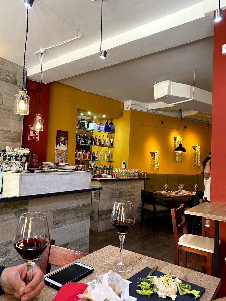 Abrasador Bodegas Triana — Comida y bebida