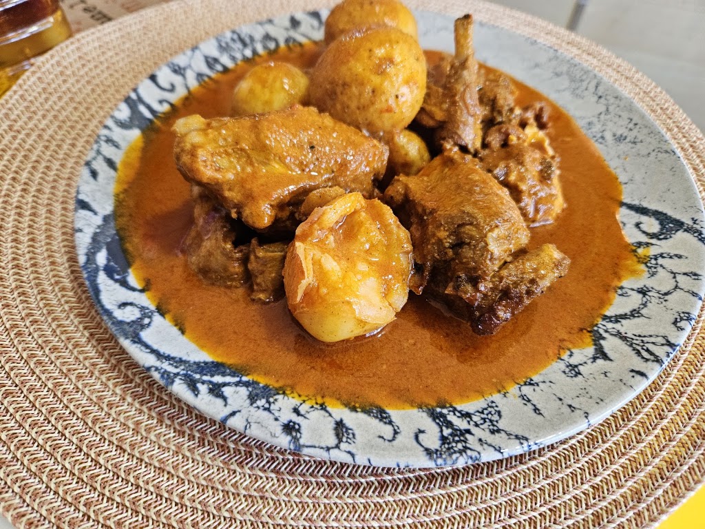Cafeteria Bajo Perfil — Comida y bebida