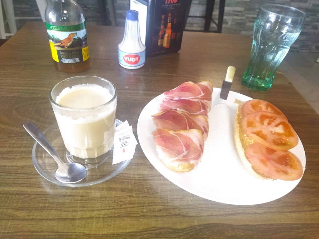 Bar Cafeteria A Desayunos Y Tapas Variadas — Comida y bebida